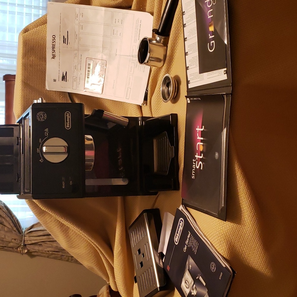 NESPRESSO DeLonghi Coffee brewing machine ☕